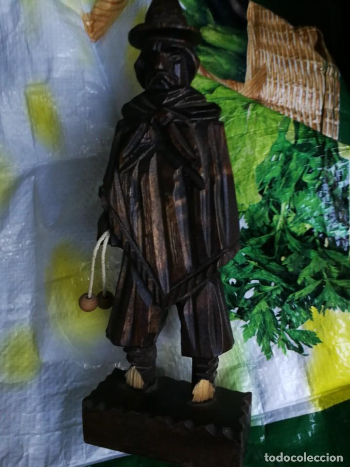 Antig&uuml;edades: GAUCHO ARGENTINO CON BOLEADORAS TALLADO EN MADERA. 13.5 X 6 CM.