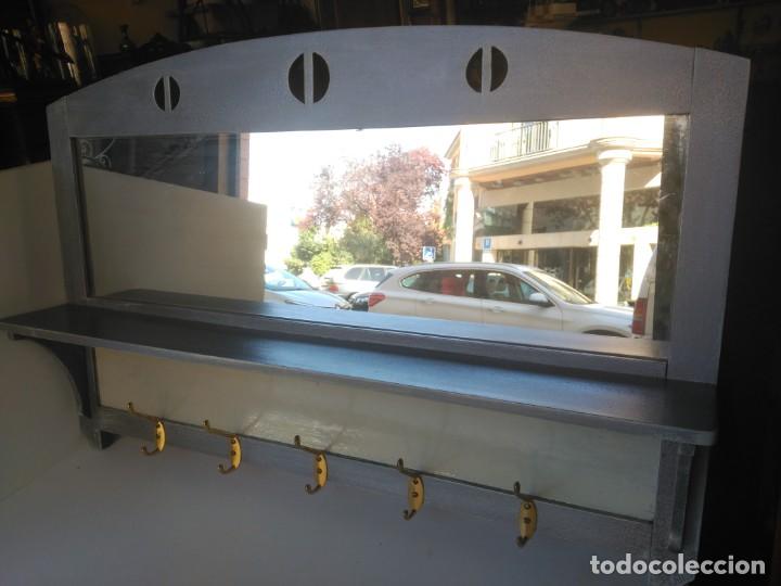 Antig&uuml;edades: Espejo con estanter&iacute;a y perchas - Foto 1