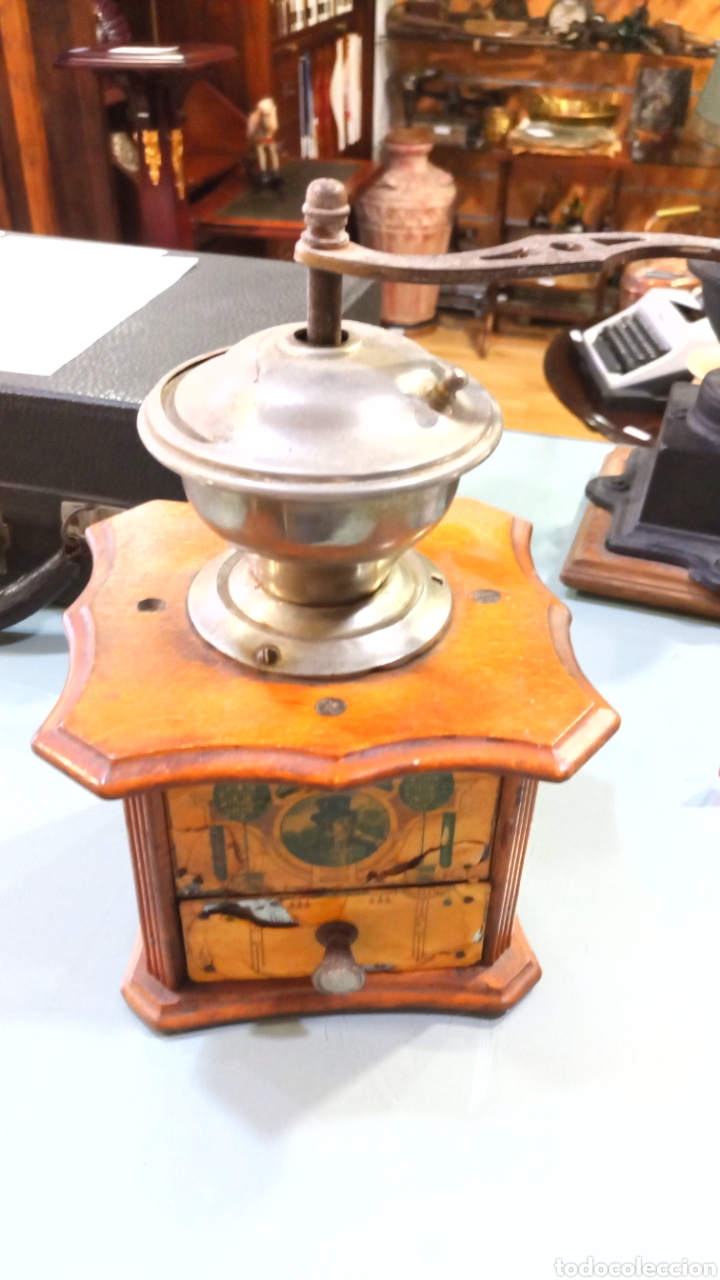 Molinillo de caf&eacute; antiguo