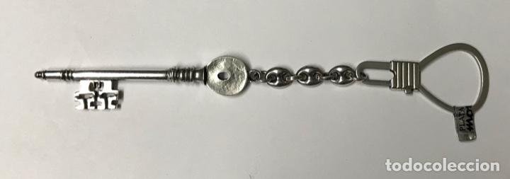 Antig&uuml;edades: Llavero de plata con forma de llave antigua - Foto 1