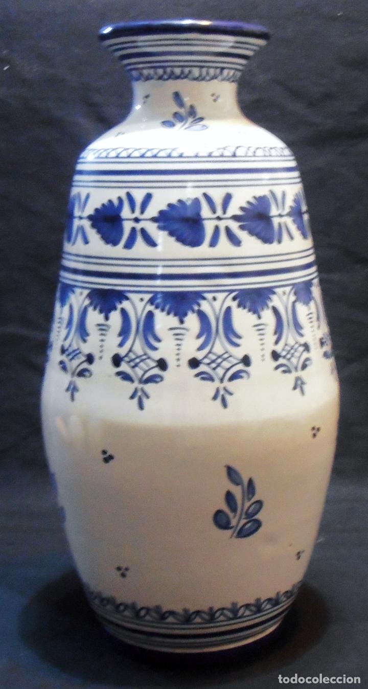 Antig&uuml;edades: JARRON DE TALAVERA, CON MARCA EN LA BASE, 33 CM DE ALTO - Foto 2
