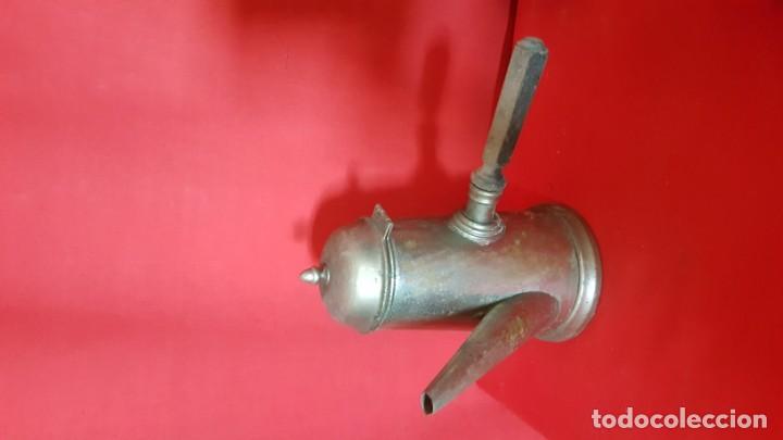 Antig&uuml;edades: Cafetera de metal plateado con asa de madera. - Foto 2