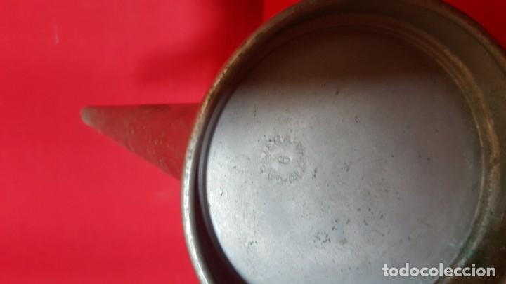 Antig&uuml;edades: Cafetera de metal plateado con asa de madera. - Foto 3