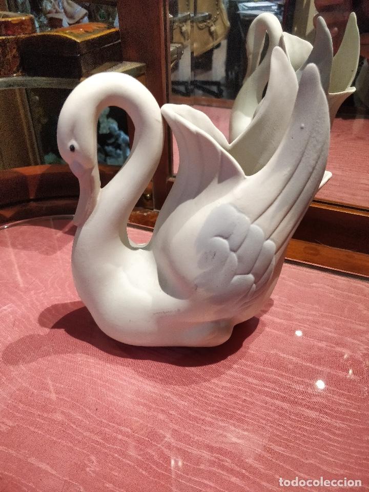 Antig&uuml;edades: Centro/florero Cisne de cer&aacute;mica mate. - Foto 1