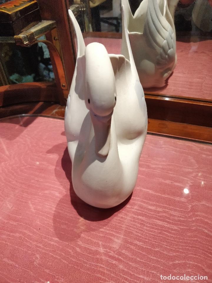 Antig&uuml;edades: Centro/florero Cisne de cer&aacute;mica mate. - Foto 2