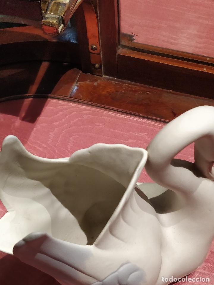 Antig&uuml;edades: Centro/florero Cisne de cer&aacute;mica mate. - Foto 4