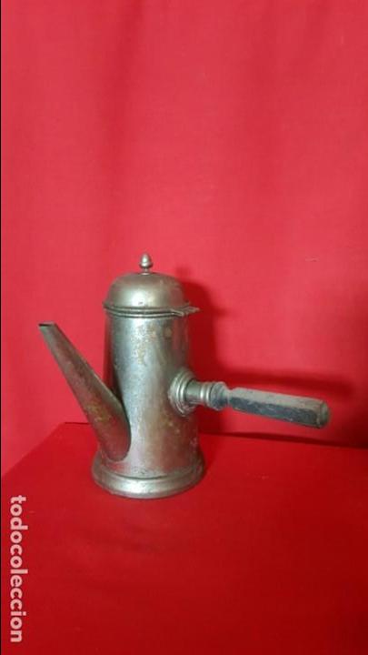 Antig&uuml;edades: Cafetera de metal plateado con asa de madera. - Foto 1