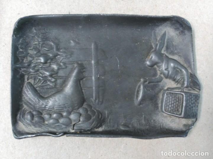 Oggetti Antichi: BANDEJA TARJETERO, RECIPIENTE O CHAPA DE PLOMO CON IMAGENES DE CUENTO?