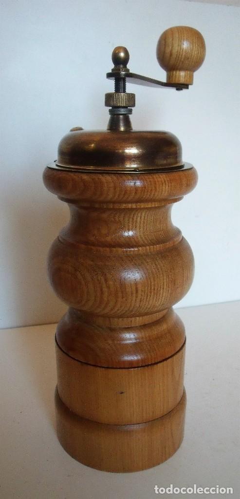 Antig&uuml;edades: MOLINILLO DE CAF&Eacute; CIL&Iacute;NDRICO DE ESTILO ITALIANO, REALIZADO EN MADERA TORNEADA. ALEMANIA. CA. 1950/60