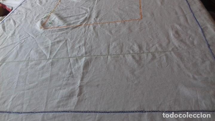 Antig&uuml;edades: MANTEL COLOR BEIG SIN TERMINAR DE BORDAR. - Foto 3