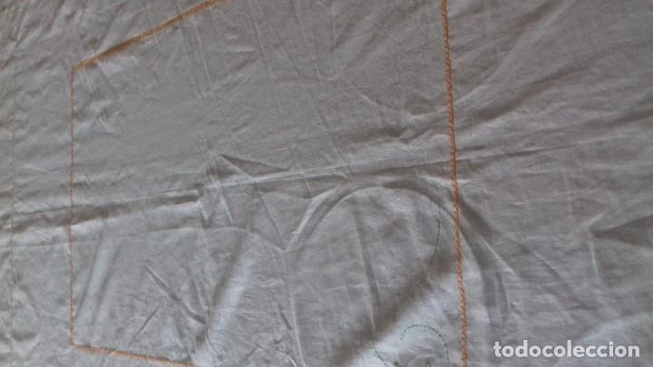 Antig&uuml;edades: MANTEL COLOR BEIG SIN TERMINAR DE BORDAR. - Foto 5