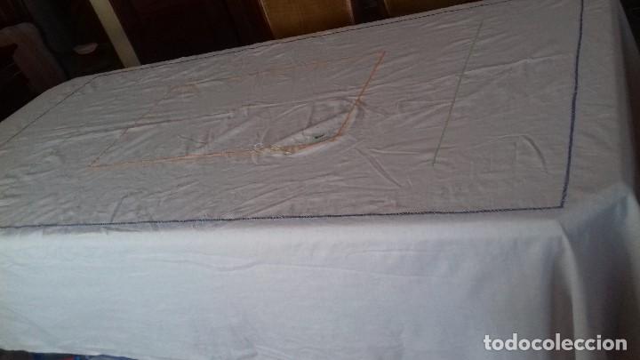 Antig&uuml;edades: MANTEL COLOR BEIG SIN TERMINAR DE BORDAR. - Foto 9