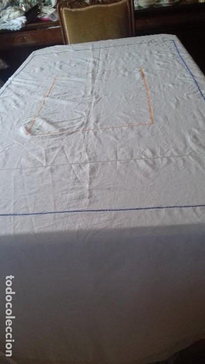 Antig&uuml;edades: MANTEL COLOR BEIG SIN TERMINAR DE BORDAR. - Foto 1