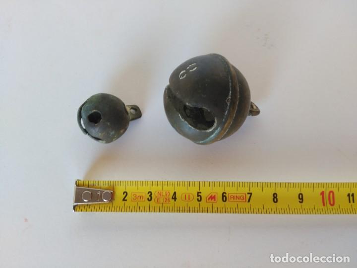 Antig&uuml;edades: Lote de 2 antiguos cascabeles - Foto 1