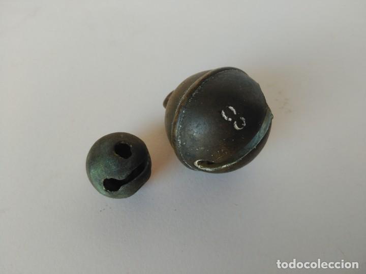 Antig&uuml;edades: Lote de 2 antiguos cascabeles - Foto 2