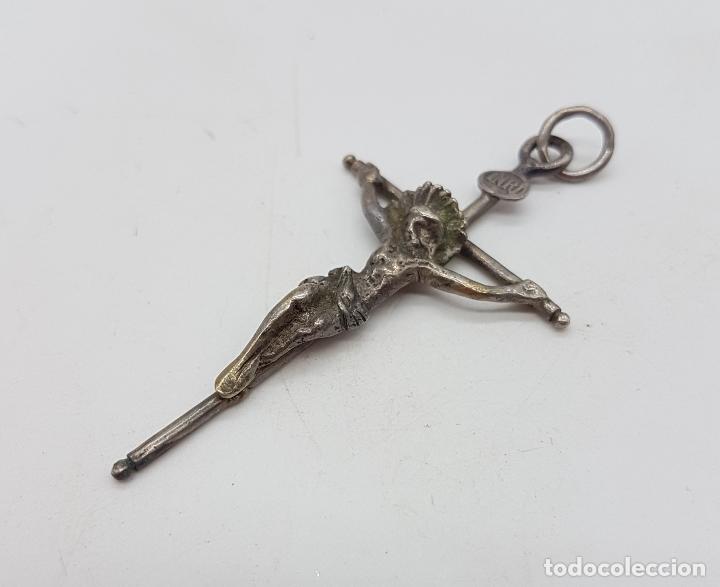 Antig&uuml;edades: Crucifijo antiguo en plata de ley . - Foto 2