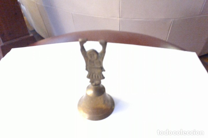 Antig&uuml;edades: antigua campanilla en lat&oacute;n de un Buda - Foto 3