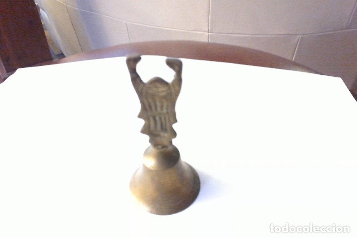 Antig&uuml;edades: antigua campanilla en lat&oacute;n de un Buda - Foto 4