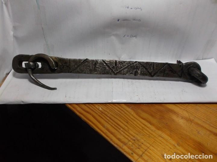 Antiquit&eacute;s: (99) ALDABA BRAZO DE HIERRO PARA SEGURIDAD INTERIOR DE PORTON DE MADERA - ANTIGUO.