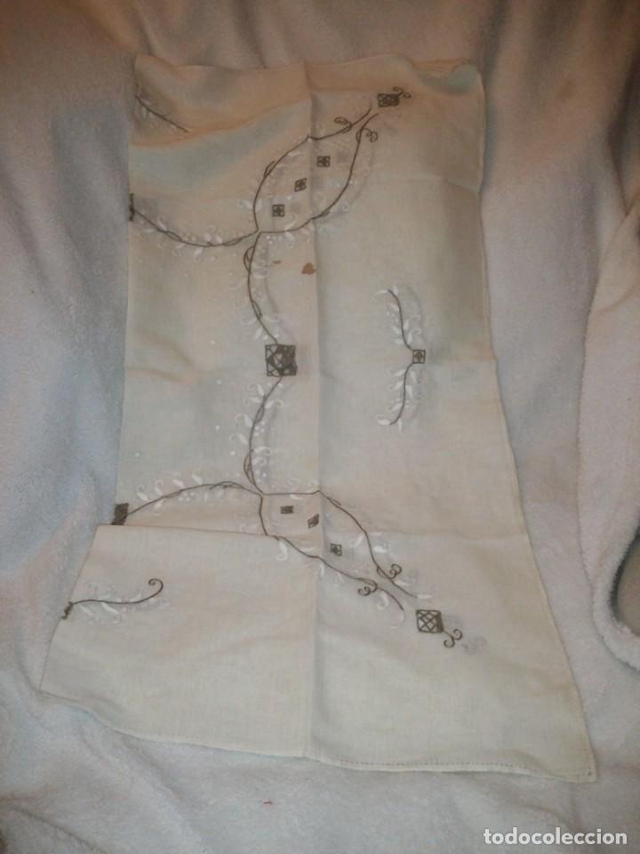 Antigüedades: Bonito y antiguo mantel y 6 servilletas de lino con bordados a mano - Foto 2 - 135723683