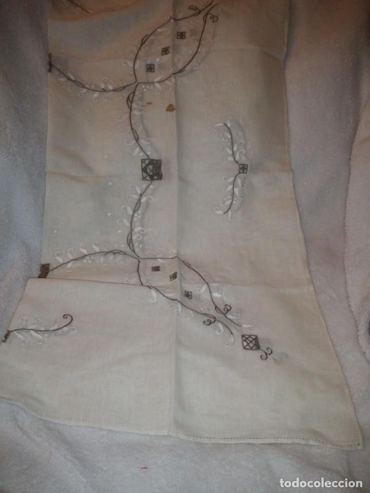Antigüedades: Bonito y antiguo mantel y 6 servilletas de lino con bordados a mano - Foto 3 - 135723683