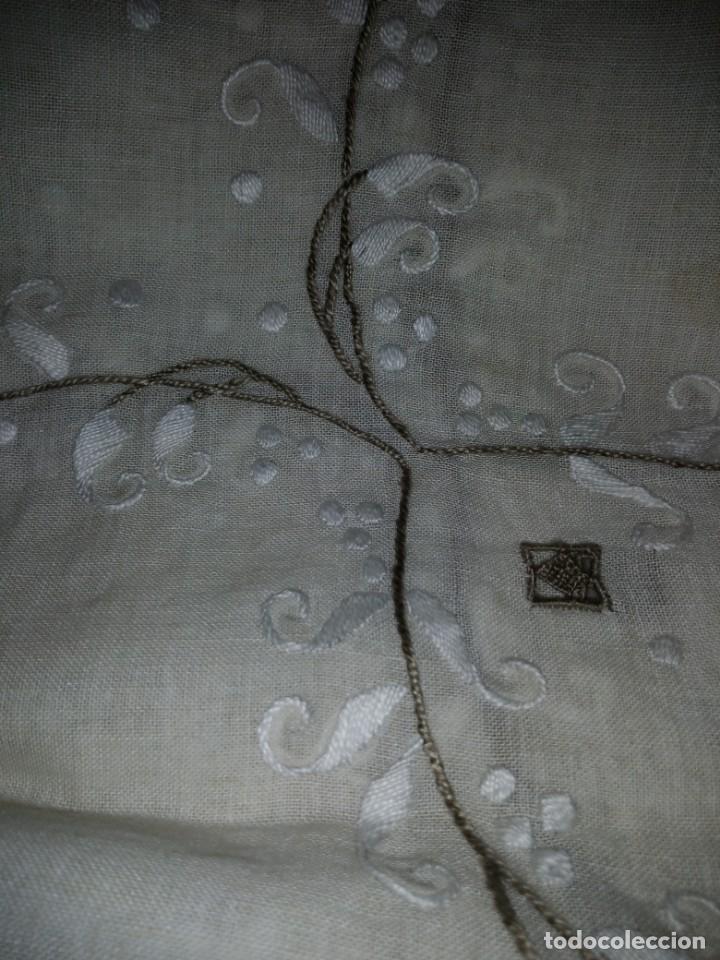 Antigüedades: Bonito y antiguo mantel y 6 servilletas de lino con bordados a mano - Foto 5 - 135723683