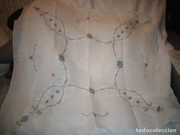 Antigüedades: Bonito y antiguo mantel y 6 servilletas de lino con bordados a mano - Foto 8 - 135723683