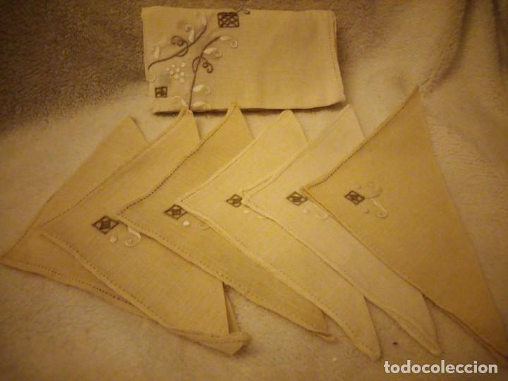 Antigüedades: Bonito y antiguo mantel y 6 servilletas de lino con bordados a mano - Foto 10 - 135723683