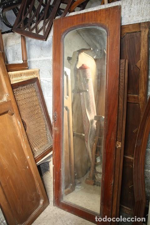 Antig&uuml;edades: Espejo con marco de madera de caoba. - Foto 1