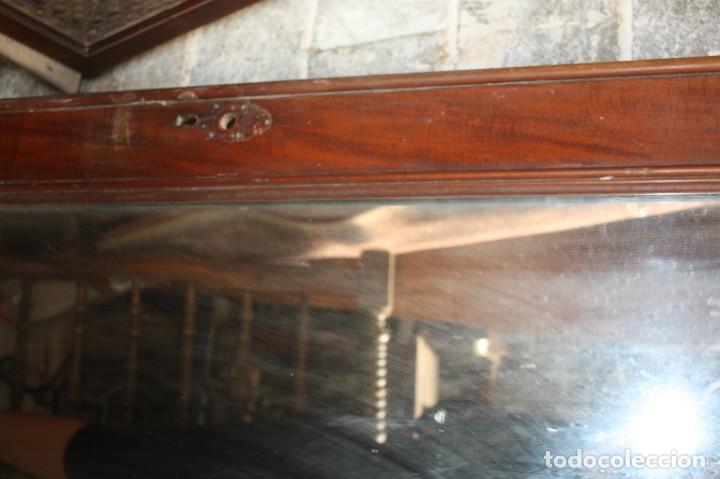 Antig&uuml;edades: Espejo con marco de madera de caoba. - Foto 3