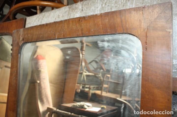 Antig&uuml;edades: Espejo biselado con marco de madera. Para restaurar. - Foto 2