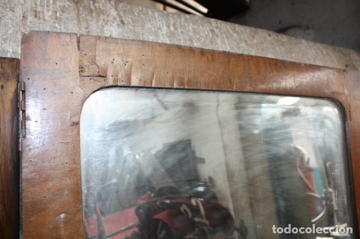 Antig&uuml;edades: Espejo biselado con marco de madera. Para restaurar. - Foto 3