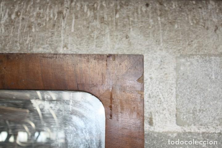 Antig&uuml;edades: Espejo biselado con marco de madera. Para restaurar. - Foto 4