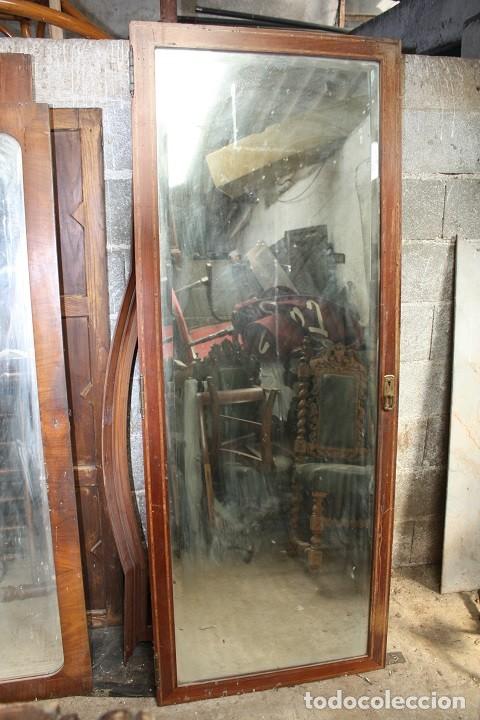 Antig&uuml;edades: Espejo biselado con marco de madera con marqueter&iacute;a. - Foto 1