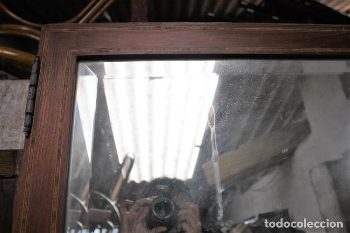 Antig&uuml;edades: Espejo biselado con marco de madera con marqueter&iacute;a. - Foto 2