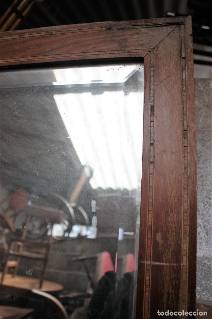 Antig&uuml;edades: Espejo biselado con marco de madera con marqueter&iacute;a. - Foto 3