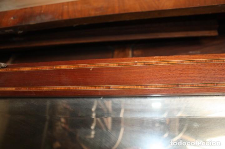 Antig&uuml;edades: Espejo biselado con marco de madera con marqueter&iacute;a. - Foto 4