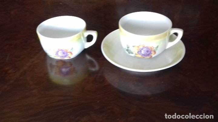 Antig&uuml;edades: LOTE DE DOS TAZAS Y UN PLATO DE PORCELANA NACARADA.