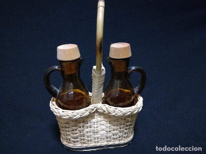 Antig&uuml;edades: ANTIGUA CESTA DE MIMBRE CON ACEITERA Y VINAGRERA - Foto 1