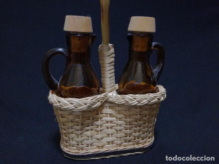 Antig&uuml;edades: ANTIGUA CESTA DE MIMBRE CON ACEITERA Y VINAGRERA - Foto 2