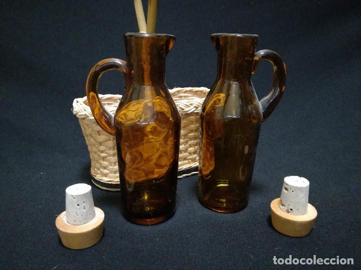 Antig&uuml;edades: ANTIGUA CESTA DE MIMBRE CON ACEITERA Y VINAGRERA - Foto 3