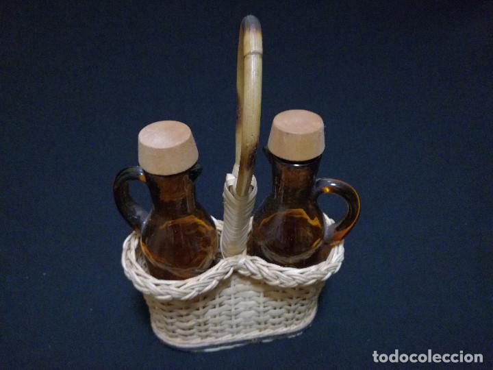 Antig&uuml;edades: ANTIGUA CESTA DE MIMBRE CON ACEITERA Y VINAGRERA - Foto 4