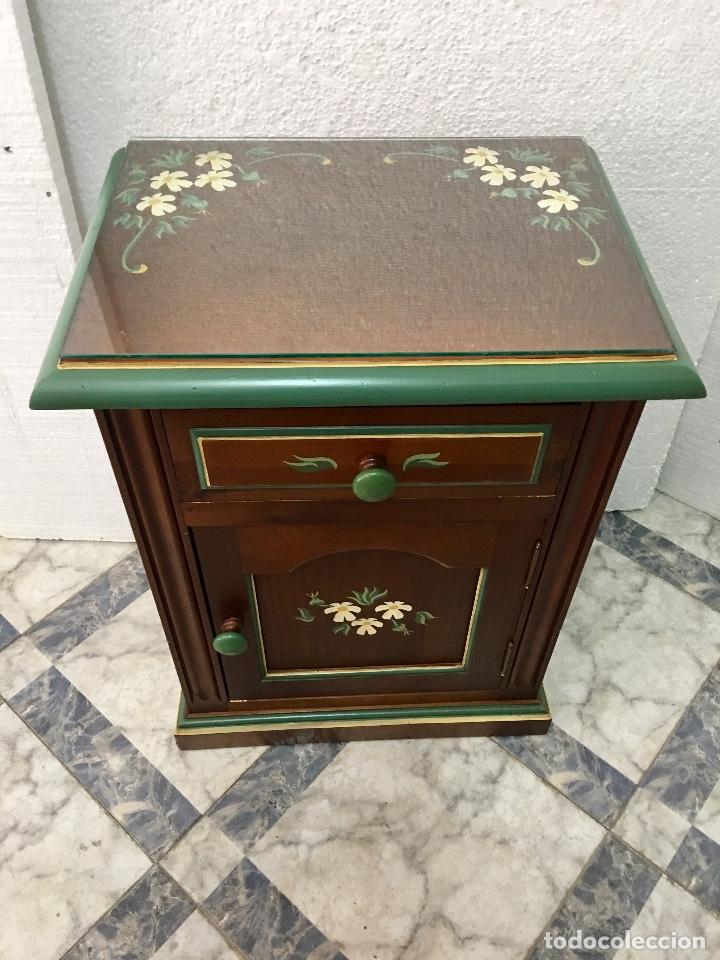Antig&uuml;edades: MESITA DE MADERA DECORADA A MANO - Foto 3