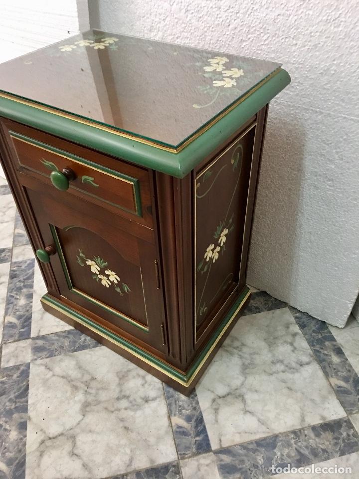 Antig&uuml;edades: MESITA DE MADERA DECORADA A MANO - Foto 4