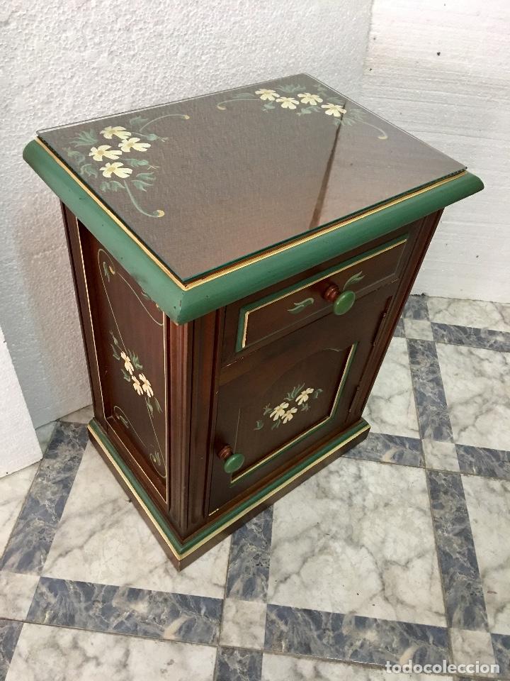 Antig&uuml;edades: MESITA DE MADERA DECORADA A MANO - Foto 1