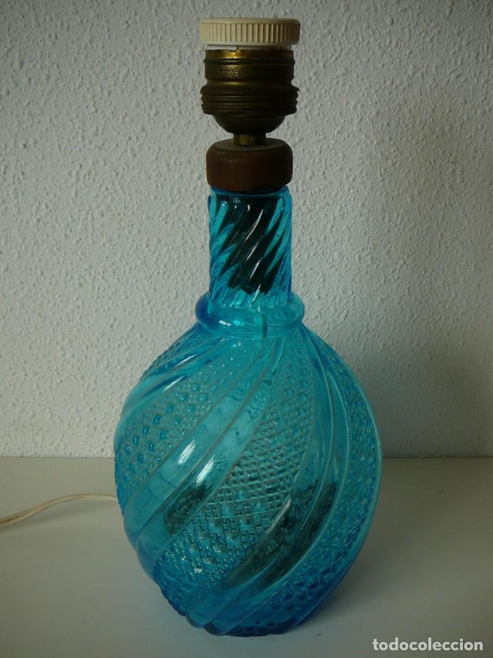 Antig&uuml;edades: Antigua botella adaptada como l&aacute;mpara. Botella electrificada. - Foto 1