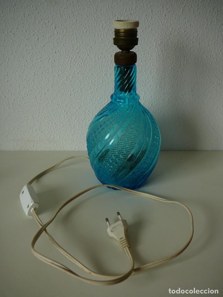 Antig&uuml;edades: Antigua botella adaptada como l&aacute;mpara. Botella electrificada. - Foto 2