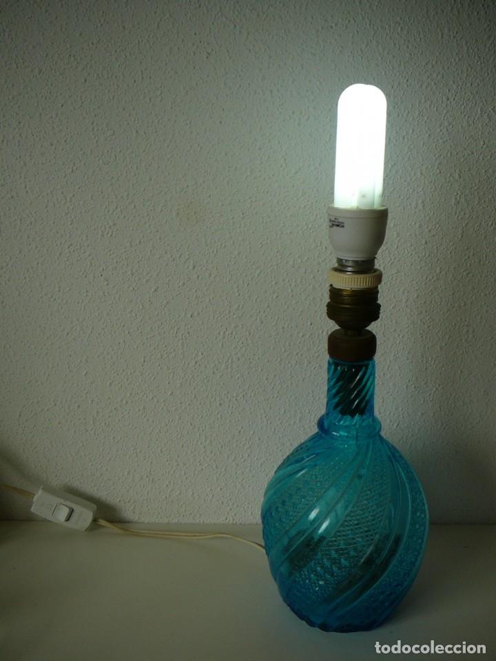 Antig&uuml;edades: Antigua botella adaptada como l&aacute;mpara. Botella electrificada. - Foto 3