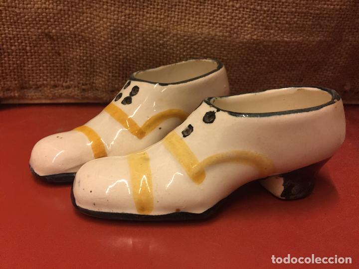 Antiguidades: Antigua pareja de zapatos en porcelana. Miden aprox 12cms de largo. Muy bonitos