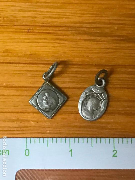 Antig&uuml;edades: 2 mini medallas - Foto 1